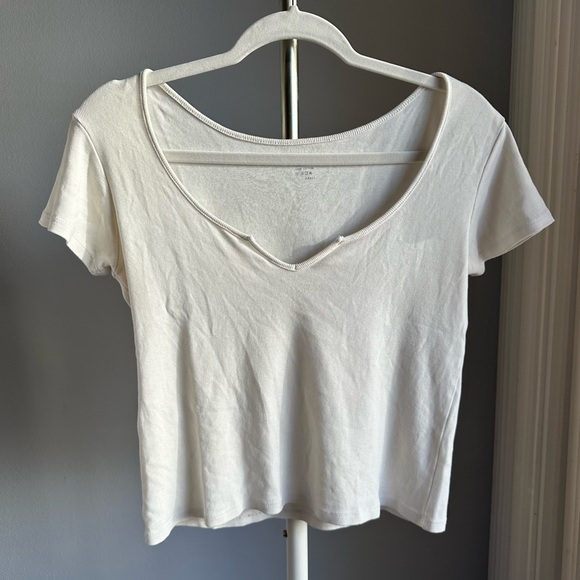 Brandy Melville J. Galt Monet / Ashlyn V Neck Crop Top in White - Picture 3 of 5